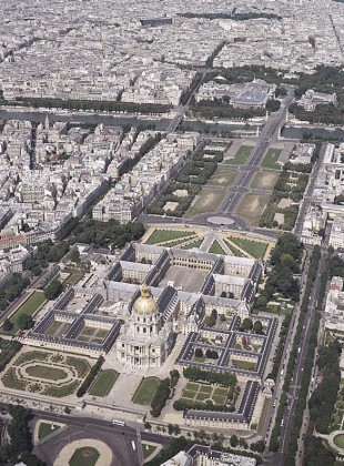 Les Invalides, Paris, a home and hospital for aged and unwell war veterans.
Louis XIV commissioned architects Libéral Bruant and Jules Hardouin Mansart.
[Image source]