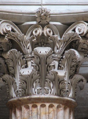 Corinthian capital from the Pantheon. Note the pronounced three-dimensionality of the individual leaves.
[Image source]