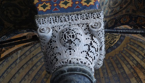 Composite capital at the Hagia Sophia. Note that the leaves are defined by a minimal carving out of their outline, preserving the overall bowl shape.
[Image source]