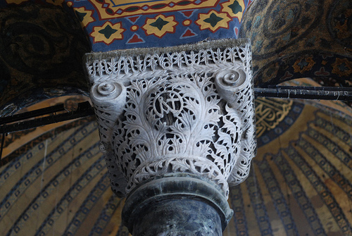 Composite capital at the Hagia Sophia. Note that the leaves are defined by a minimal carving out of their outline, preserving the overall bowl shape.
[Image source]