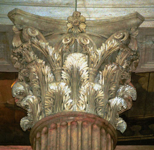 Corinthian capital from the Pantheon. Note the pronounced three-dimensionality of the individual leaves.
[Image source]